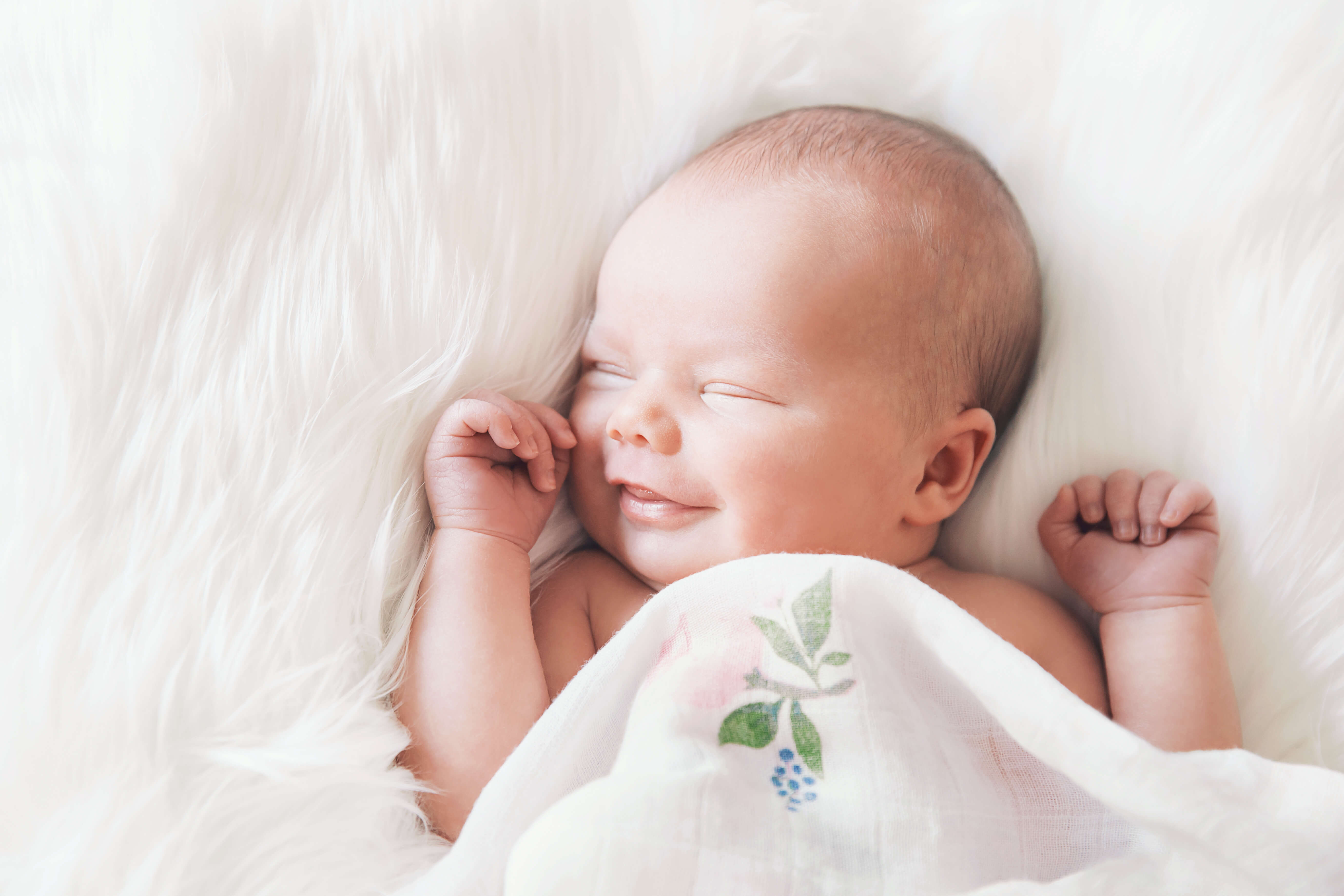 Neugeborenes nach Geburt auf Lammfell | Hebamme Annette Herkommer