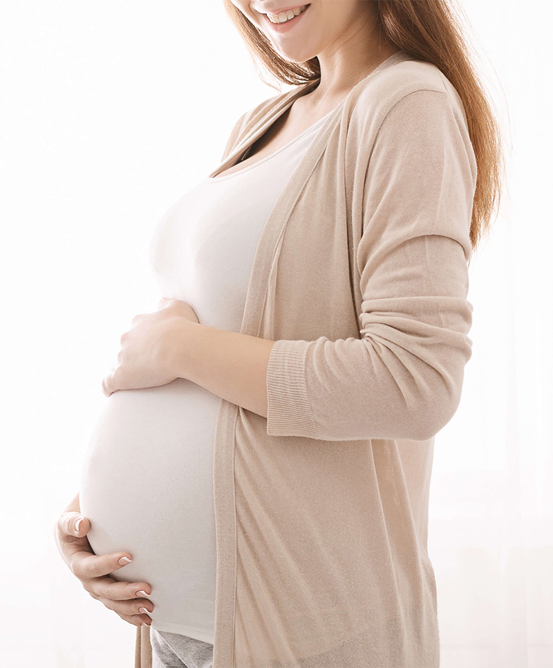 Schwangere hält ihren Bauch | Hebamme Annette Herkommer