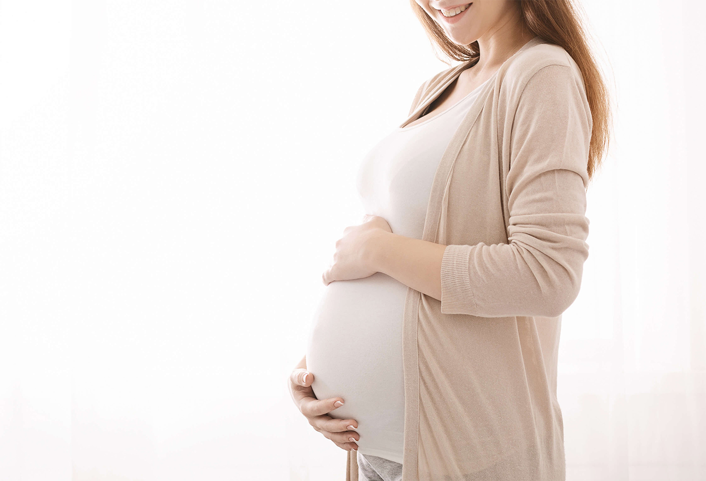 Schwangere hält ihren Bauch | Hebamme Annette Herkommer