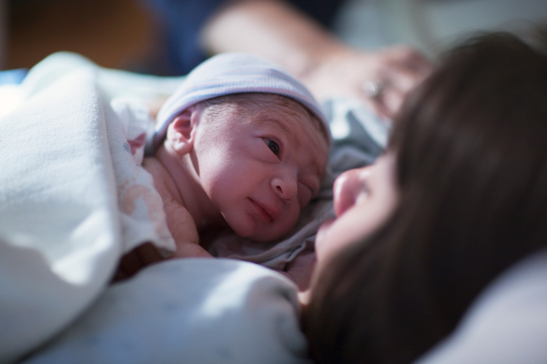 Neugeborenes kurz-nach der Geburt